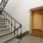 Bright, Stylish In Center Apartment *