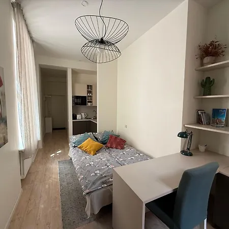 Bright, Stylish In Center Apartment