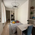 Bright, Stylish In Center 아파트